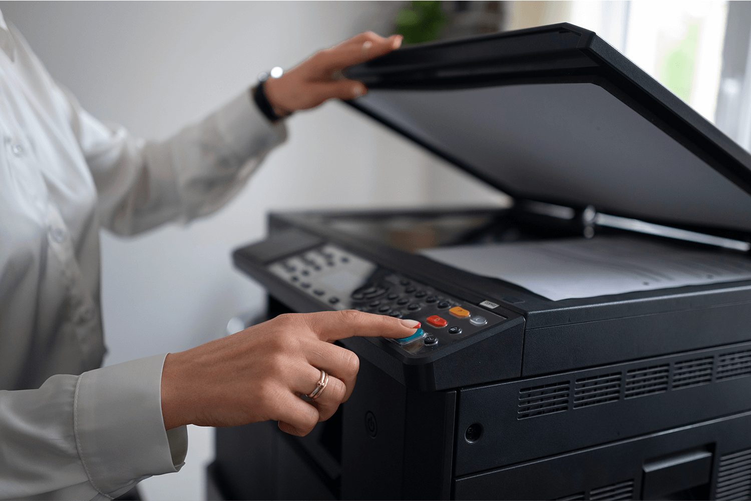 side-view-smiley-woman-using-printer_Landscape (1)